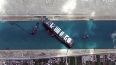 السلطات المصرية تنجح في تعويم السفينة الجانحة بقناة السويس 5