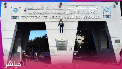 طلبة جامعة السعدي بطنجة يعلّقون مجسم على باب الكلية احتجاحا على قرار الوزير بنموسى 1