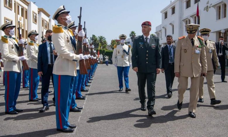 مسؤولين عسكريين مغاربة يستقبلون رئيس أركان الجيش الإسرائيلي بالعاصمة الرباط 1