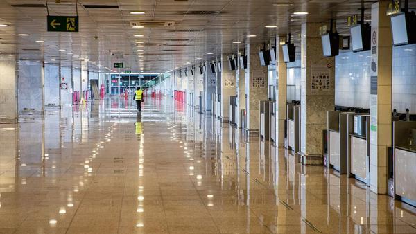 من جديد..فرار مسافرين مغاربة من طائرة بعد هبوط إضطراري بمطار برشلونة 1