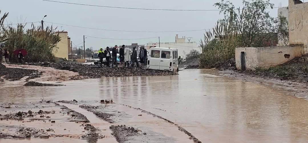 الأمطار تقطع الطريق الرابطة بين واد لو وقاع أسراس - مباشر